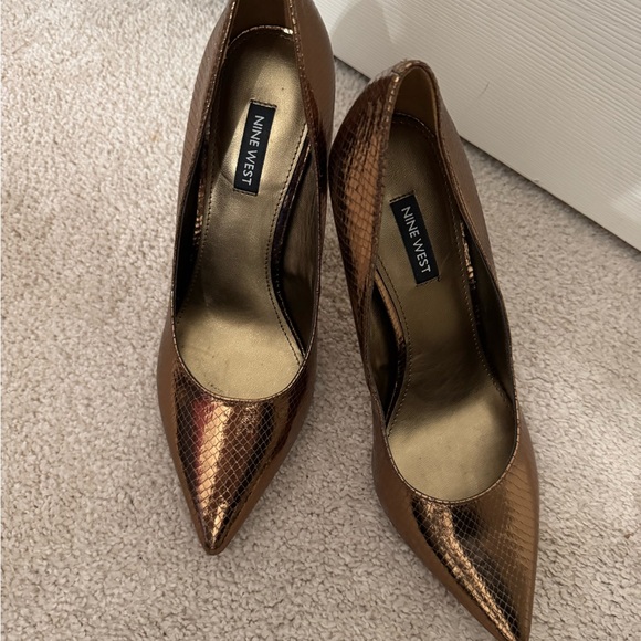 Nine West sz 8.5M Metallic Bronze Heels - Picture 2 of 6